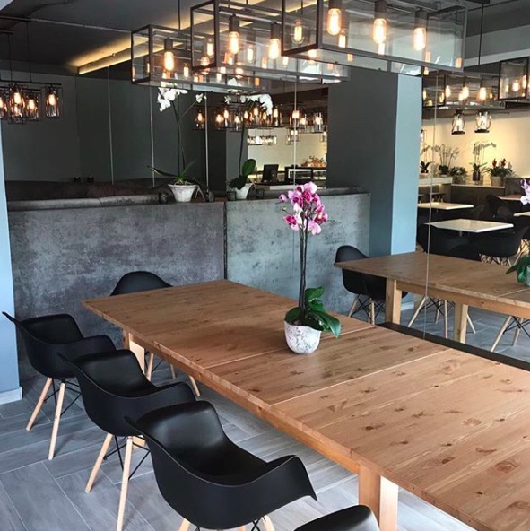 communal table restaurant amman jordan